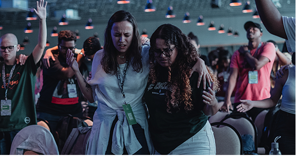 Alunos em oração durante a celebração semanal